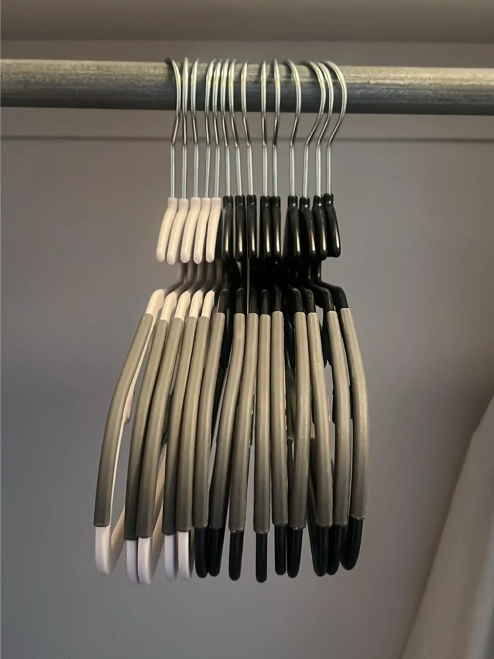 Black & White Slim Plastic Clothes Hangers - Multipack